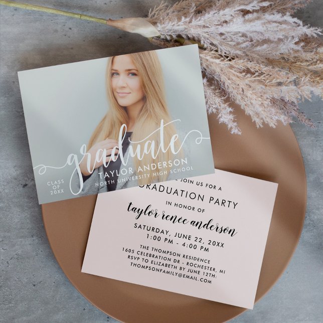 Moderner Abschluss für das White Script-Graduate-F Einladung (Von Creator hochgeladen)