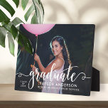 Moderner Abschluss für das White Script-Graduate-F Fotoplatte<br><div class="desc">Stilvolles und elegantes Abschluss-Plakatschild mit Easel besticht durch ein Senior-Foto mit weißem Script-Overlay für "Graduierte". Personalisieren Sie den modernen Text mit dem Namen,  der Schule und dem Unterrichtsjahr Ihres Abschlusses. Macht einen schönen Sake in Ihrer Zuhause zu zeigen!</div>