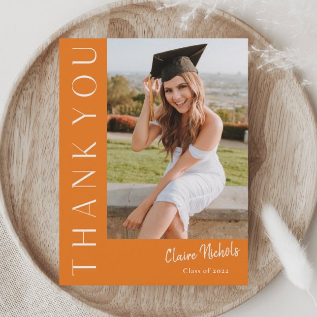 Moderner Abschluss für vertikales Foto Dankeskarte (Modern Typography Orange Photo Graduation Thank You Cards.)