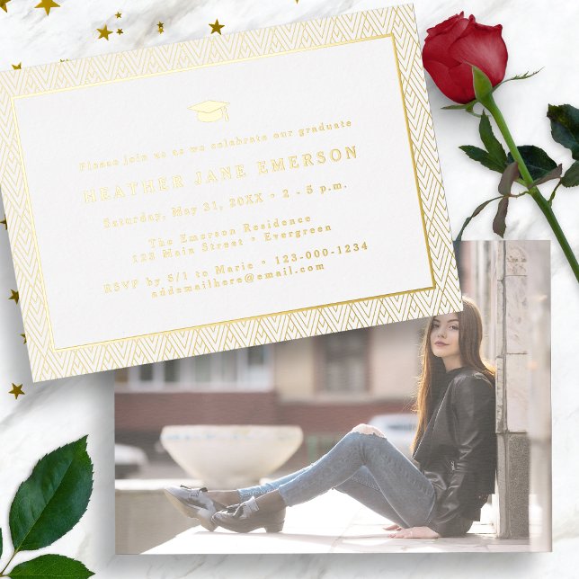 Moderner Abschluss Gold Folieneinladung (Modern Graduation Gold Foil Photo Invitation by Painted Paperie
)