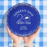 Moderner Abschluss Royal Blue Imitate Silver Glitz Pappteller<br><div class="desc">Personalisierte Graduierungsparty oder Open House Papier Teller mit einem modernen, stilvollen Typografie-Design für das Klassenjahr in Ihrer Wahl der Farbe (in königsblau gezeigt) mit einem Imitat silberne Glitzer Konfetti-Grenze, GLÜCKWUNSCH GRAD und den Namen Ihres Absolventen. Wählen Sie eine Schulfarbe oder koordinieren Sie die Party-Themenfarbe in EDIT. HILFE: Für Hilfe bei...</div>