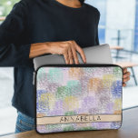 Moderner Abstrakter Druck Laptopschutzhülle<br><div class="desc">Schützen Sie Ihre Technik stilvoll mit diesem modernen Abstrakt Print Laptop Sleeve, das sowohl für Funktionalität als auch Flair konzipiert ist. Mit einem zeitgemäßen, abstrakten Muster mit fetten Formen und lebhaften Farben macht dieser Sleeve eine Aussage, während Sie Ihren Laptop sicher behalte. Aus langlebigem, leichtem Neopren gefertigt, bietet es eine...</div>