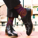 Moderner Abstrakter Moiré-Effekt Lila Goldene Spaß Socken<br><div class="desc">Ein abstraktes und modernes gestreiftes Design,  ideal für alle,  die eine einzigartige und dennoch elegante Ästhetik schätzen. Mit seiner moiré-optischen Täuschung verströmt dieses Design einen faszinierenden digitalen Glitzeffekt und ein Gefühl der Flüssigkeitsbewegung in lila und goldenen Farbtönen.</div>