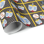Moderner Art Dreidel Gone Dotty Geschenkpapier<br><div class="desc">Freuen Sie sich auf das originelle Design des Jewbilee-Schlauchdreidels,  das sich einfach für Polka-Punkte & fette Primärfarben & Ausreden des Set "Let's Play Dreidel" auf einem Hintergrund von weißen Polka-Punkten auf schwarz und einem taxi-gelben Gitter eignet. Für Kinder,  Erwachsene,  Hebräische Schulen Fundraisers,  etc.</div>
