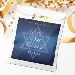 Moderner Bar Mitzvah Blue Star von David Custom Pa Geschenktütchen<br><div class="desc">Schöne dunkelblaue Farbtöne schaffen eine Textur wie Wasser auf diesen formellen Bar Mitzvah Gastgeschenk Taschen. Elegante weiße minimalistische Schrift auf einer Gunsttasche mit dem Namen Ihres Sohnes auf dem subtilen Star of David zu feiern,  die das Kommen Ihres jüdischen Sohnes zu erleben.</div>