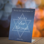 Moderner Bar Mitzvah Blue Star von David Custom Pa Sockelschild<br><div class="desc">Schöne dunkelblaue Farbtöne schaffen eine Textur wie Wasser auf diesem formalen Bar Mitzvah Party willkommen Fußschild. Elegantes,  weißes,  minimalistisches Drehbuch mit dem Namen deines Sohnes auf dem subtilen Star von David,  um das Kommen deines jüdischen Sohnes zu feiern.</div>