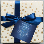 Moderner Bat Mitzvah Blue Star von David Custom Pa Geschenkanhänger<br><div class="desc">Schöne dunkelblaue Farbtöne schaffen eine Textur wie Wasser auf diesem formellen Bat Mitzvah Gastgeschenk Tag. Elegante weiße minimalistische Drehbuch mit dem Namen Ihrer Tochter auf dem subtilen Star von David zu feiern,  ihre jüdische Ankunft des Alters.</div>
