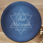 Moderner Bat Mitzvah Blue Star von David Custom Pa Pappteller<br><div class="desc">Schöne dunkelblaue Farbtöne schaffen eine Textur wie Wasser auf diesen individuellen Bat Mitzvah Party Tellern. Elegante,  weiße,  minimalistische Schrift über die Dekoration mit dem Namen Ihrer Tochter auf dem subtilen Star of David für eine jüdische Feier.</div>