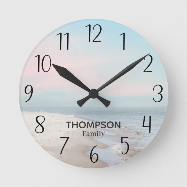 Moderner Beach Ocean Blue Pink Sky Round Clock Runde Wanduhr (Vorderseite)