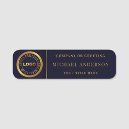 Moderner Beruflicher Firmenangestellter mit golden Namensschild