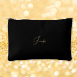 Moderner Black Gold Mit Monogramm Travel Cosmetic  Zubehörtasche<br><div class="desc">Erstellen Sie Ihre eigenen, personalisierten, schönen modernen eleganten Imitate Gold-Script / Typografie Monogramm mit Monogramm, haltbare Spun Polyester, Herren Frauen solide schlichte schwarze Reißverschluss Kosmetik-Kosmetiktüte Golf-Zubehör Beachbeutel. Geben Sie einfach Ihren Namen / Initialen / Monogramm, um Ihre Wünsche anzupassen. Machen Sie ein großartiges Geschenk für Geburtstag, Vatertag, Muttertag, Weihnachten, Feiertage,...</div>