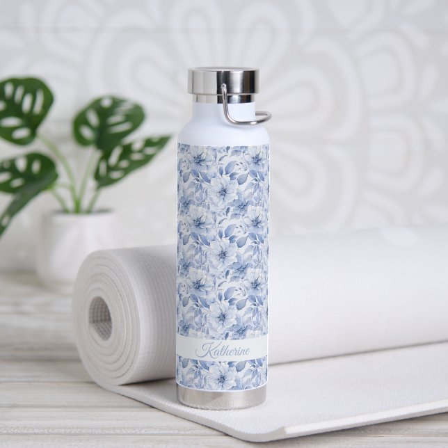 Moderner blauer Aquarell-Blumenmuster-Name Trinkflasche (Yoga (gedreht))