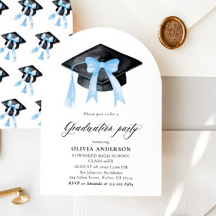 Moderner Blue Bow Graduation Cap Abschluss angekom Einladung