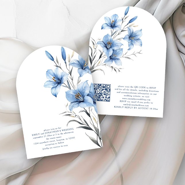 Moderner Blue Florals QR Code Wedding Arch Einladung (Front and back view)