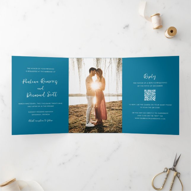 Moderner Blue QR Code Einfache Hochzeit Dreifach Gefaltete Einladung (Innenseite)