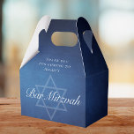 Moderner Blue Star von David Formal Bar Mitzvah Pa Geschenkschachtel<br><div class="desc">Schöne dunkelblaue Farbtöne schaffen eine Textur wie Wasser auf dieser formalen Bar Mitzvah Gastgeschenk Box. Elegante weiße minimalistische Schrift mit dem Namen Ihres Sohnes auf dem subtilen Star von David zu feiern,  die das Kommen Ihres Jewishsons zu erleben.</div>