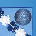 Moderner Blue Star von David Formal Bar Mitzvah Pa Runder Aufkleber<br><div class="desc">Schön tiefe dunkelblaue Farbtöne schaffen eine Textur wie Wasser auf diesem formellen Bar Mitzvah Party Aufkleber. Elegante weiße minimalistische Schrift auf einem Druck mit dem Namen Ihres Sohnes auf dem subtilen Stern von David zu feiern,  das Kommen Ihres jüdischen Sohnes zu erleben.</div>