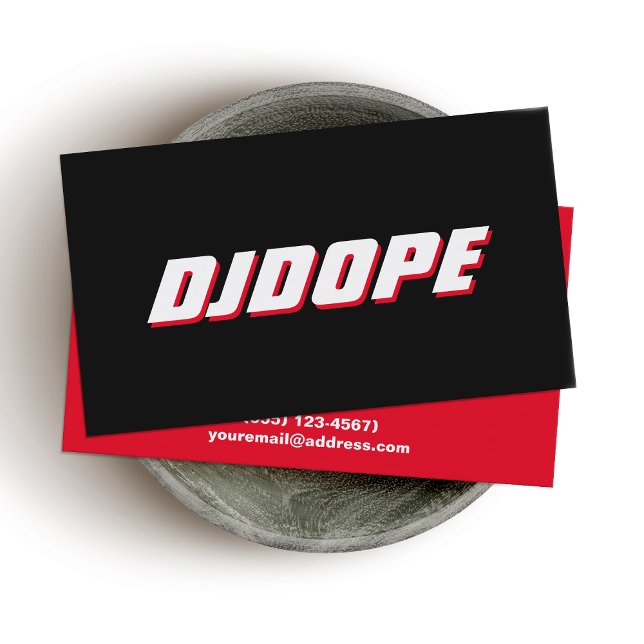 Moderner BOLD-DJ mit Schwarz-weißer und roter Typo Visitenkarte (Von Creator hochgeladen)