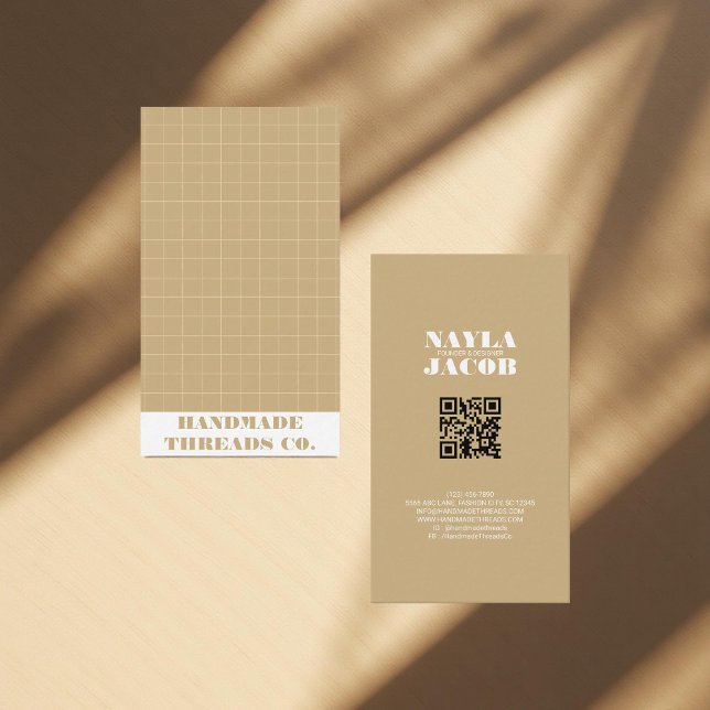 Moderner braune Erde Tone Checkered Pattern QR Cod Visitenkarte (Von Creator hochgeladen)