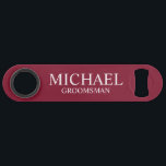 Moderner Burgunder Personalisierter Trauzeuge Speed Flaschenöffner<br><div class="desc">Moderne Geschenke für Personalisierten Trauzeuge mit dem Namen und dem Titel des personalisierten Trauzeugen im klassischen,  weißen Serifenstil auf bordeauxrotem Hintergrund. Auch perfekt für Trauzeuge,  Vater der Braut und mehr.</div>