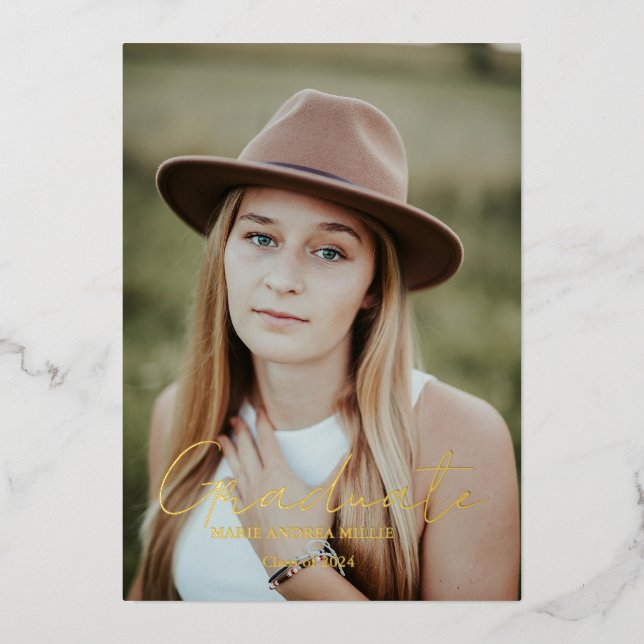 Moderner Calligrafy Graduate Foto Abschluss Folieneinladung (Vorderseite)
