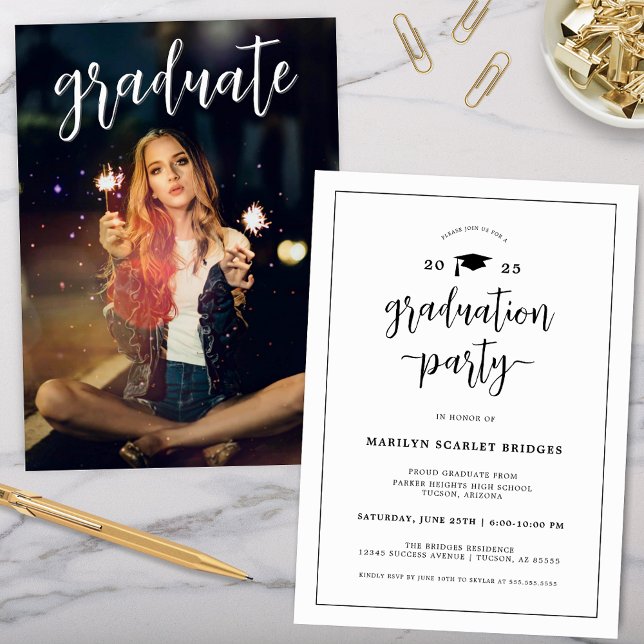 Moderner Chic Abschluss Einladung (simple modern chic graduation party invitation with full grad party picture on the back for college)