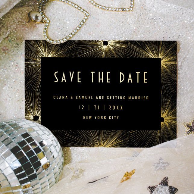 Moderner Deko Black Wedding Retten Sie das Datum G Folie Einladungspostkarte (Fireworks bursts black and gold foil glamorous wedding Save the Date invitation.)