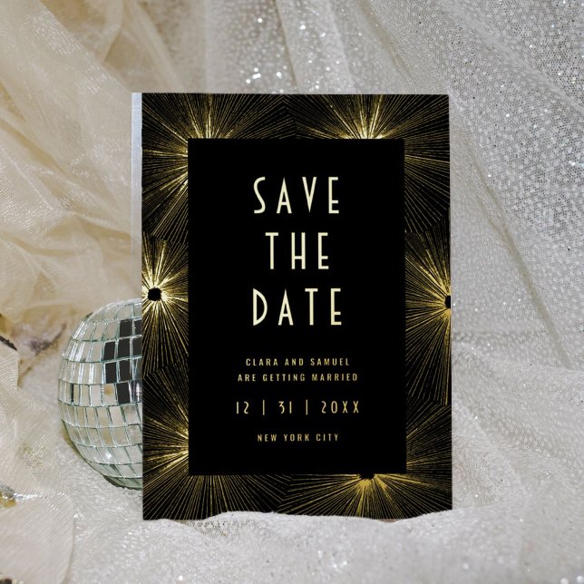 Moderner Deko Black Wedding rettet das Datum Gold Folieneinladung (Glitz and glam fireworks bursts on this black and gold foil wedding save the date invitation.)
