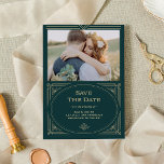 Moderner Deko | Emerald Green und Champagne Foto Save The Date<br><div class="desc">Diese glamouröse Hochzeit speichern die Dattelkarten mit einem modernen Drehbuch für den klassischen Deko. Ein verzierter,  Imitat Champagnergold geometrischer Rahmen und Ornamente zieren einen eleganten smaragdgrünen Hintergrund mit Ihrem bevorzugten persönlichen Foto für einen dramatischen,  vintage Hochzeitslook.</div>