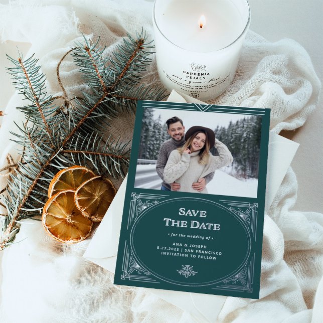 Moderner Deko | Green Holiday Foto Save the Date Folieneinladung (An elegant, shimmering silver foil and green holiday wedding save the date in art deco style)