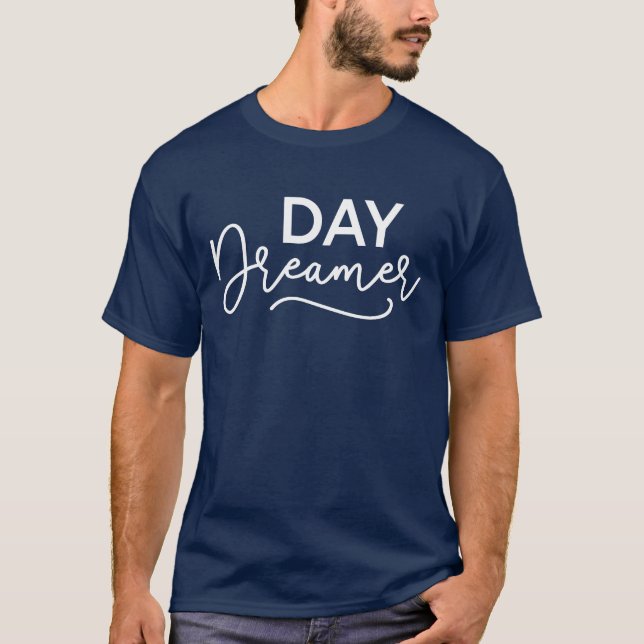 Moderner Drehbuch-Day Dreamer T-Shirt (Vorderseite)
