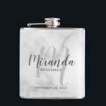 Moderner Drehbuch-Personalisierte Bridesmaid-Flasc Flachmann<br><div class="desc">Fügen Sie Ihrer Hochzeit eine persönliche Touch mit einer personalisierten Bräunungsflasche hinzu. Dieser Kolben weist den personalisierten Namen einer Brautjungfrau auf, der im Stil eines grauen, modernen Schriftartes und Monogramm im hellgrauen, modernen Schriftart-Stil gehalten ist. Der Hintergrund ist mit dem Titel und dem Hochzeitdatum in einem grauen, modernen Sans Serif-Schriftart...</div>