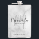 Moderner Drehbuch-Personalisierte Bridesmaid-Flasc Flachmann<br><div class="desc">Fügen Sie Ihrer Hochzeit eine persönliche Touch mit einer personalisierten Bräunungsflasche hinzu. Dieser Kolben weist den personalisierten Namen einer Brautjungfrau auf, der im Stil eines grauen, modernen Schriftartes und Monogramm im hellgrauen, modernen Schriftart-Stil gehalten ist. Der Hintergrund ist mit dem Titel und dem Hochzeitdatum in einem grauen, modernen Sans Serif-Schriftart...</div>