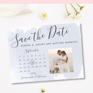 Moderner, dunkelblauer Watercolor Wash Hochzeitska Ankündigungspostkarte