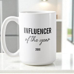 Moderner einfacher Schwarz-Weiß-Script-Influencer Kaffeetasse