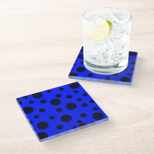 Moderner einfacher schwarzer Polka-Punkt auf blaue Glasuntersetzer (Schrägansicht)