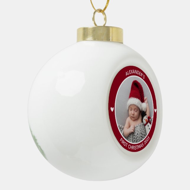 Moderner Eleganter Baby First Christmas Keepake Keramik Kugel-Ornament (Links)