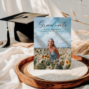 Moderner Feminine Script Foto Abschluss Einladung