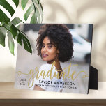 Moderner Foto-Abschluss für Goldene Skripte Fotoplatte<br><div class="desc">Stilvolles und elegantes Abschluss-Plakatschild mit Easel besticht durch ein Senior-Foto mit "graduate" Imitate mit Goldfolien-Overlay. Personalisieren Sie den modernen Text mit dem Namen,  der Schule und dem Unterrichtsjahr Ihres Abschlusses. Macht einen schönen Sake in Ihrer Zuhause zu zeigen!</div>