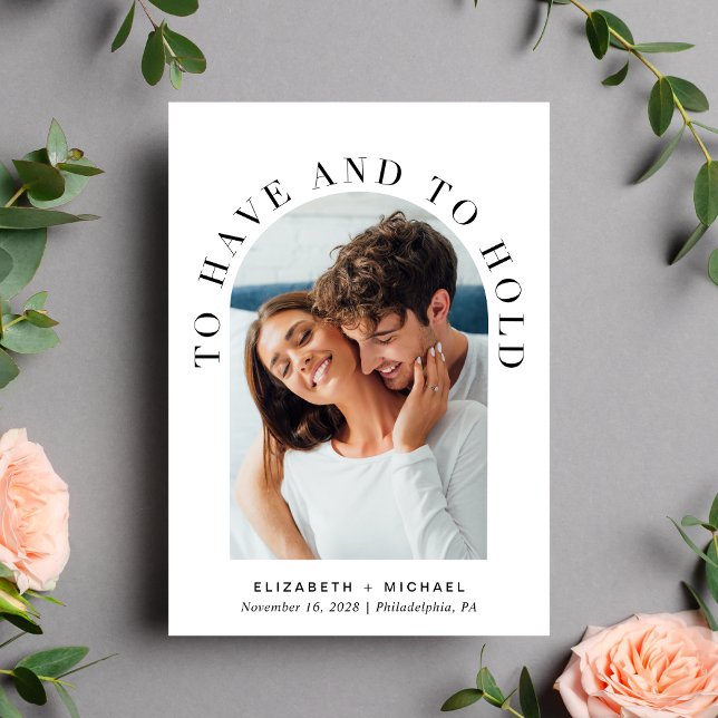 Moderner Foto QR-Code in einer Hochzeit Einladung (Celebrate your love story with an invitation showcasing your favorite photo in an elegant arch frame)