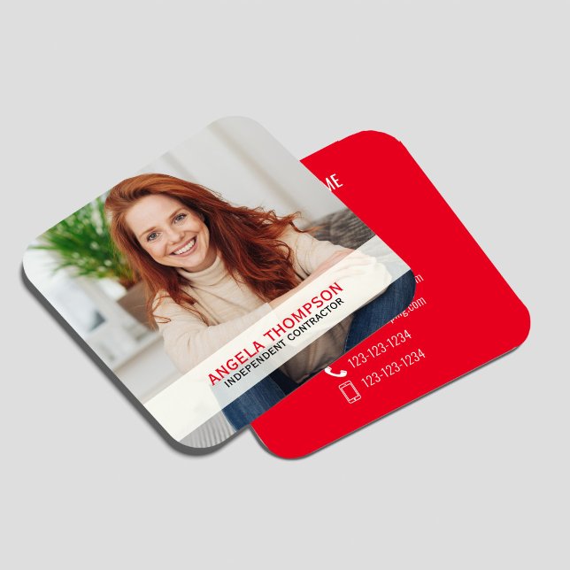 Moderner Foto-QR-Code - Verbinde dich mit mir - Ro Quadratische Visitenkarte (Bold red photo QR code connect card featuring a customizable portrait on the front and a scannable Q)