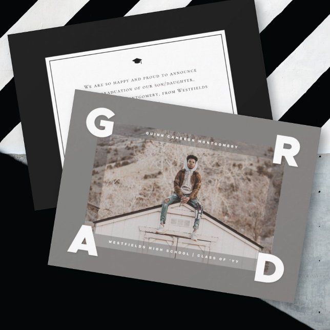 Moderner Four Corners GRAD Einfaches Foto Abschlus Ankündigung ( Modern Four Corners GRAD Simple Photo Modern Graduation Announcement @ zazzle.com/color_therapy)