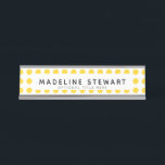 Moderner Gelber Polka Dot Personalisiert Beruflich Schreibtischnamensplakette<br><div class="desc">Geben Sie Ihrem Schreibtisch eine Persönlichkeit mit dieser modernen und kühnen Namensplatte mit einem großen gelben Polka-Dot-Muster mit einem Namen und Titel Ihrer Wahl (der Titel ist optional).</div>