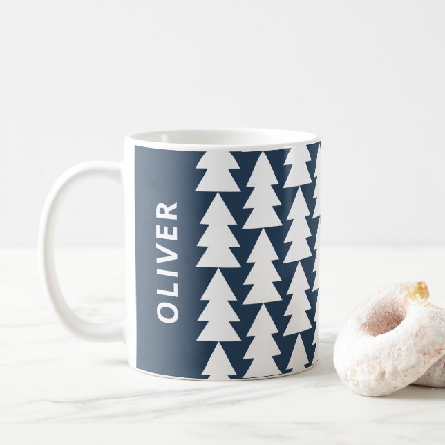 Moderner geometrischer Weihnachtsbaum der blauen M Kaffeetasse (Mit Donut)
