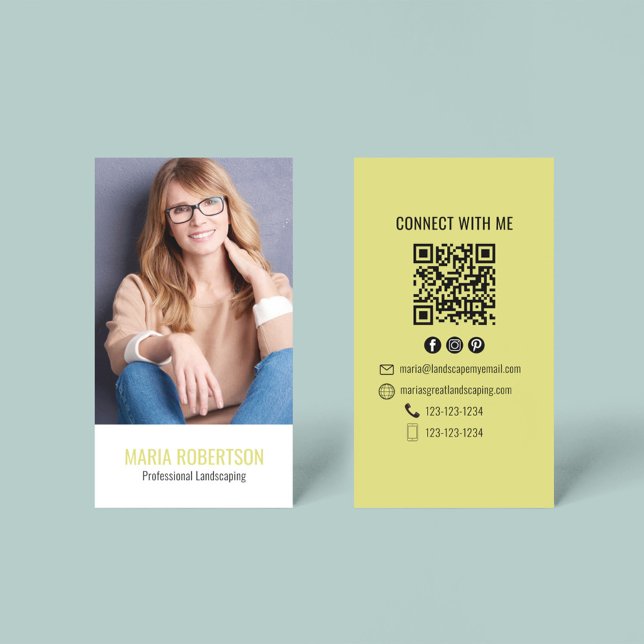 Moderner Geschäfts-QR-Code einfaches Foto Visitenkarte (With a scannable QR code with social media icons. )