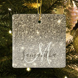 Moderner Gold Glitzer Glitzern Personalisiert Name Keramikornament<br><div class="desc">Mit der Einführung unserer Personalisierten Name-Kollektion, die den modernen Golden Glitzer Glitzern präsentiert, verbindet Eleganz mit Individualisierung. Treten Sie ein in eine Welt der schimmernden Schönheit mit unserer exquisiten Produktpalette, die für Ihren Alltag eine Touch des Luxus schafft. Unsere Kollektion präsentiert die faszinierende Faszination moderner Glitzer-Glitzern und schafft so einen...</div>