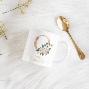 Moderner goldener Wasserfarben-Blumenbuchstabe O   Kaffeetasse