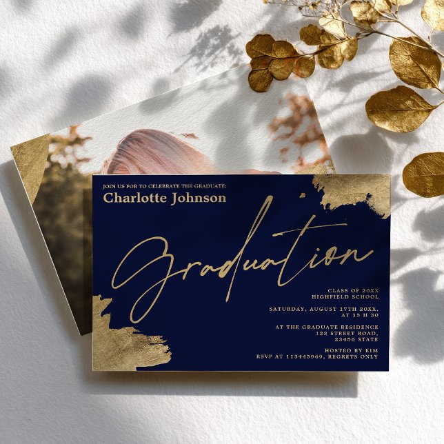 Moderner Goldkalligraphie-Blaue Foto-Abschluss Einladung (Modern gold calligraphy navy blue photo graduation invitation)