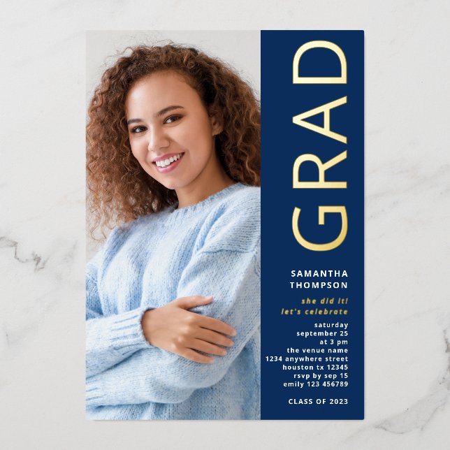 Moderner Grad 2025 Foto Abschluss Navy Gold Real Folieneinladung (Vorderseite)