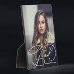 Moderner Grad Script Foto Abschluss Fotoplatte<br><div class="desc">Ihr Foto,  Name,  Abschluss Jahr und das Wort Grad in schicken weißen Schriftzeichen,  diese Foto-Plakette hat eine eingebaute Sohle auf der Rückseite. Ein wunderschöner Sake für Ihren Akademiker,  Eltern,  Großeltern. PASSENDE Artikel in unserer Sammlung.</div>